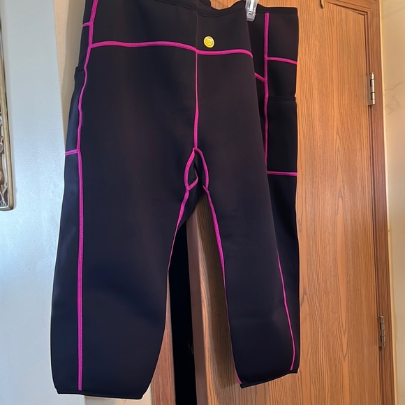 Woman Shorts - Picture 1 of 4